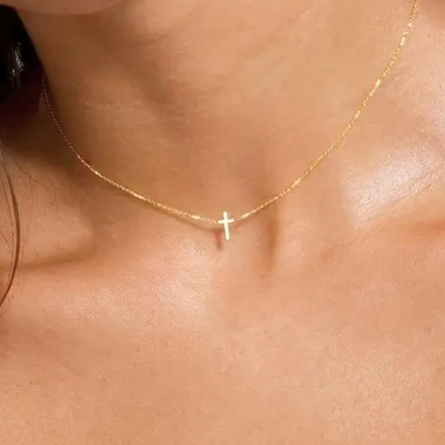 Minimalistiskt Korshalsband i Guld – Diamanta Pure Grace™