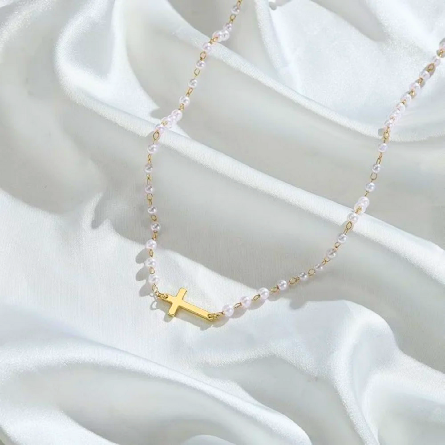 Pärlhalsband med Guldigt Kors – Diamanta Pearl Cross™