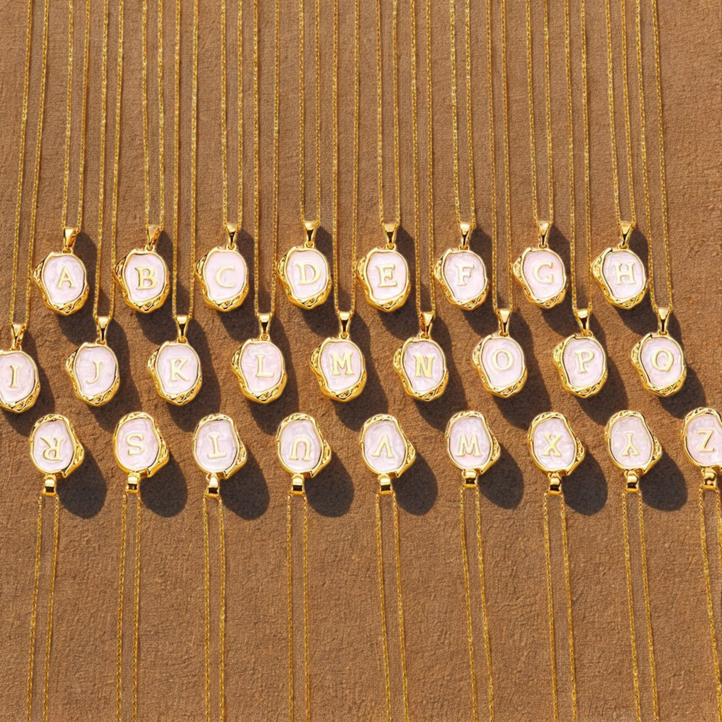 Diamanta Pearl™ A–Z – Bokstavshalsband med Pärlemor & Guldton