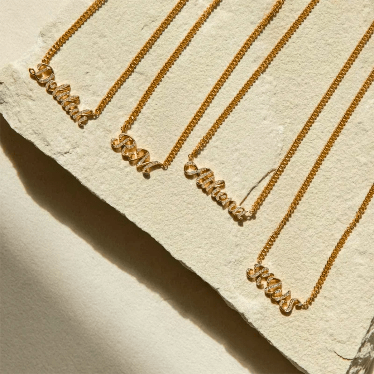 Personligt Namnhalsband med Zirkoner i Guld - Diamanta™