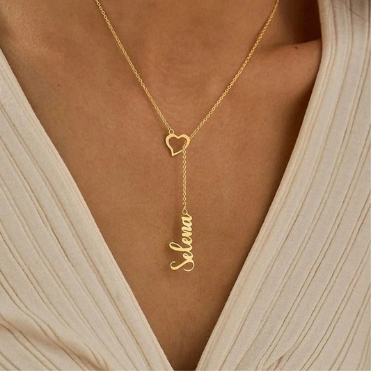 Namn i hjärta – Halsband i guldton Diamanta Heartline™