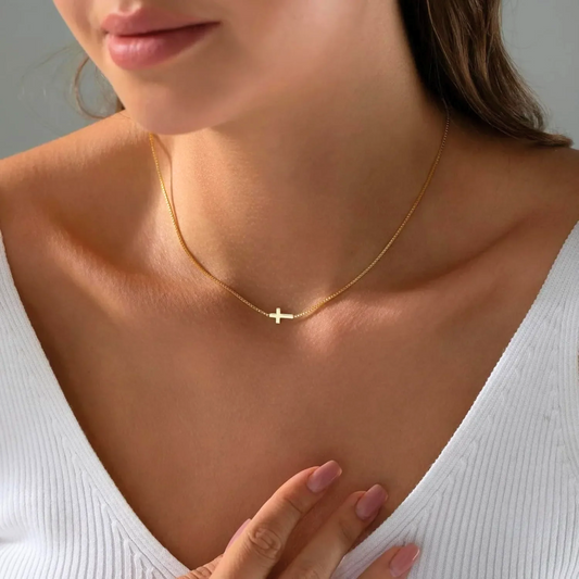 Kors Halsband i Guldfärg för Kvinnor – Vattentåligt & Allergivänligt | Diamanta Silent Grace