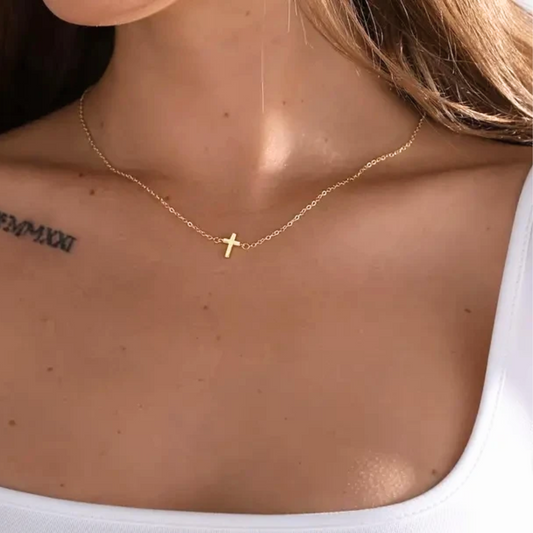Minimalistiskt Korshalsband i Guld – Diamanta Pure Grace™