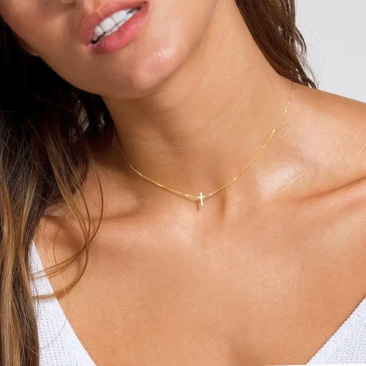 Minimalistiskt Korshalsband i Guld – Diamanta Pure Grace™