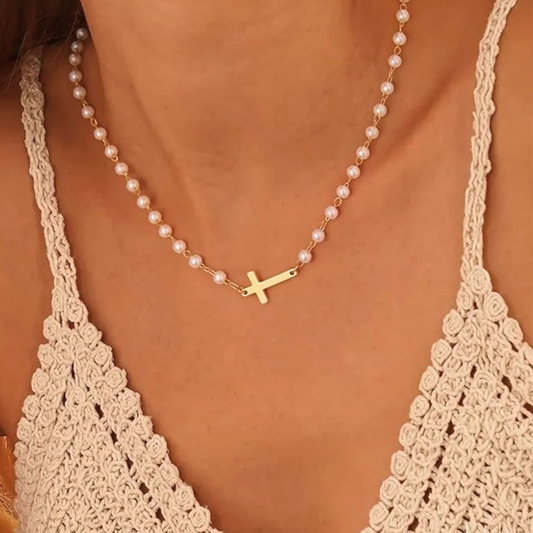 Pärlhalsband med Guldigt Kors – Diamanta Pearl Cross™
