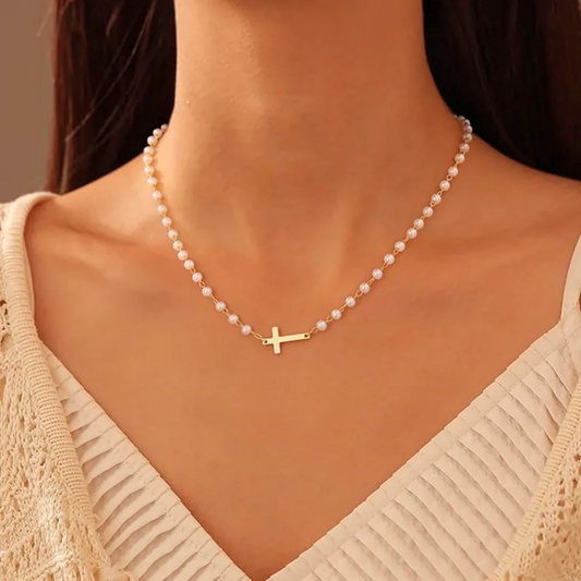 Pärlhalsband med Guldigt Kors – Diamanta Pearl Cross™