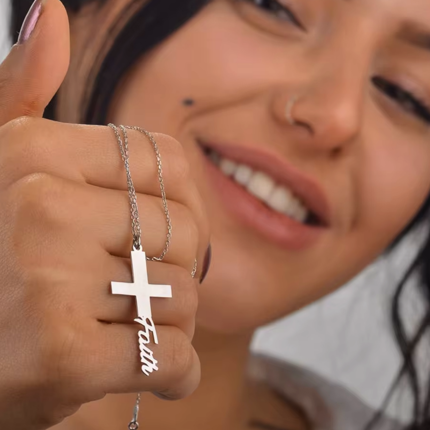 Diamanta Personligt kors™ – Namnhalsband med eget namn i rostfritt stål (Silver)