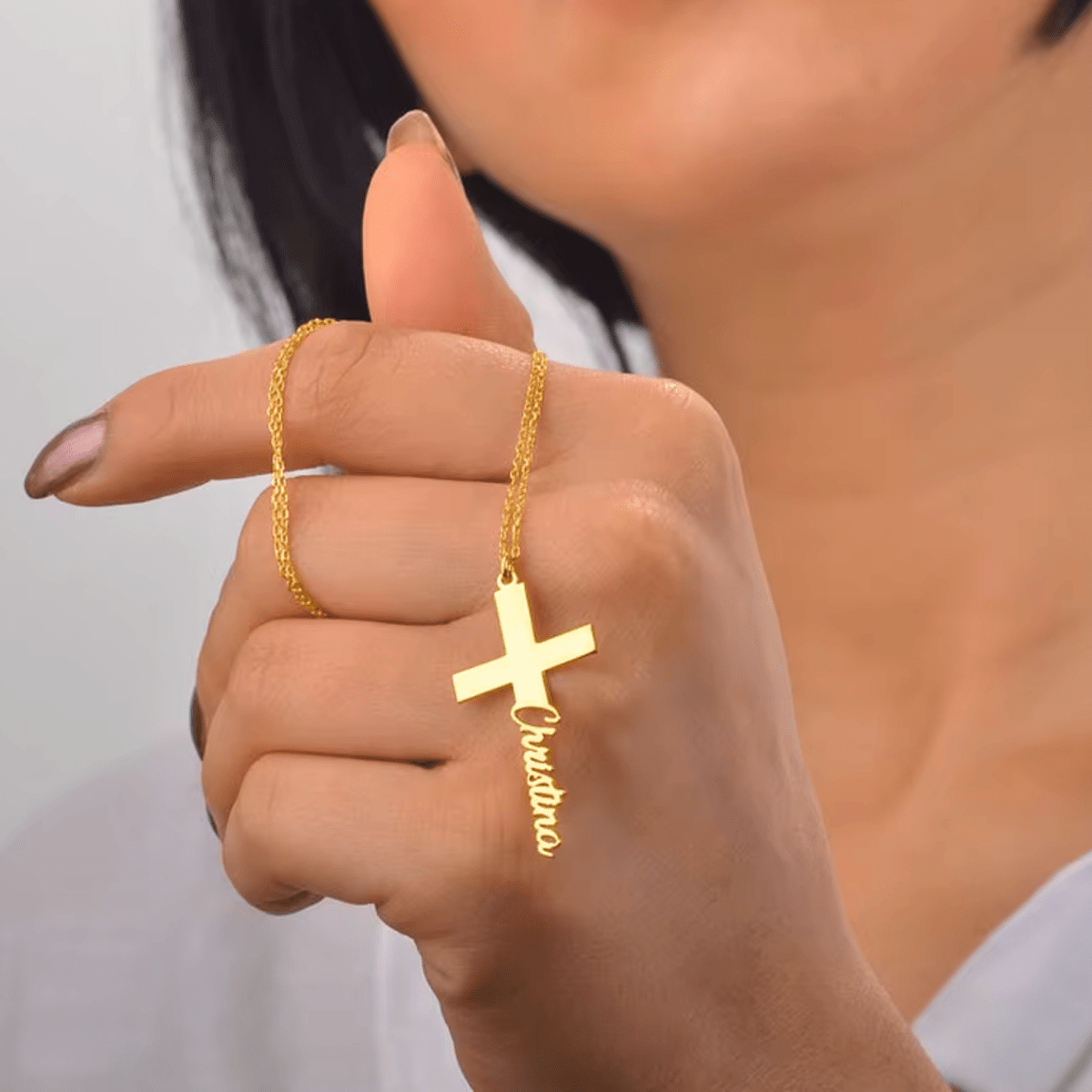 Diamanta Faith™ – Namnhalsband med kors (Guld)