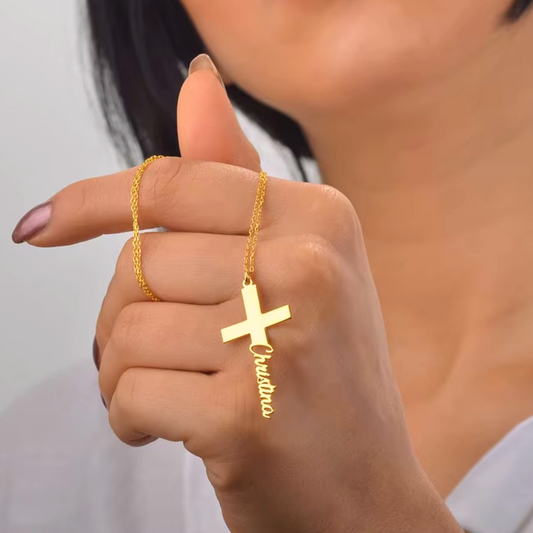 Diamanta Personligt kors™ – Namnhalsband med eget namn i rostfritt stål (Guld)