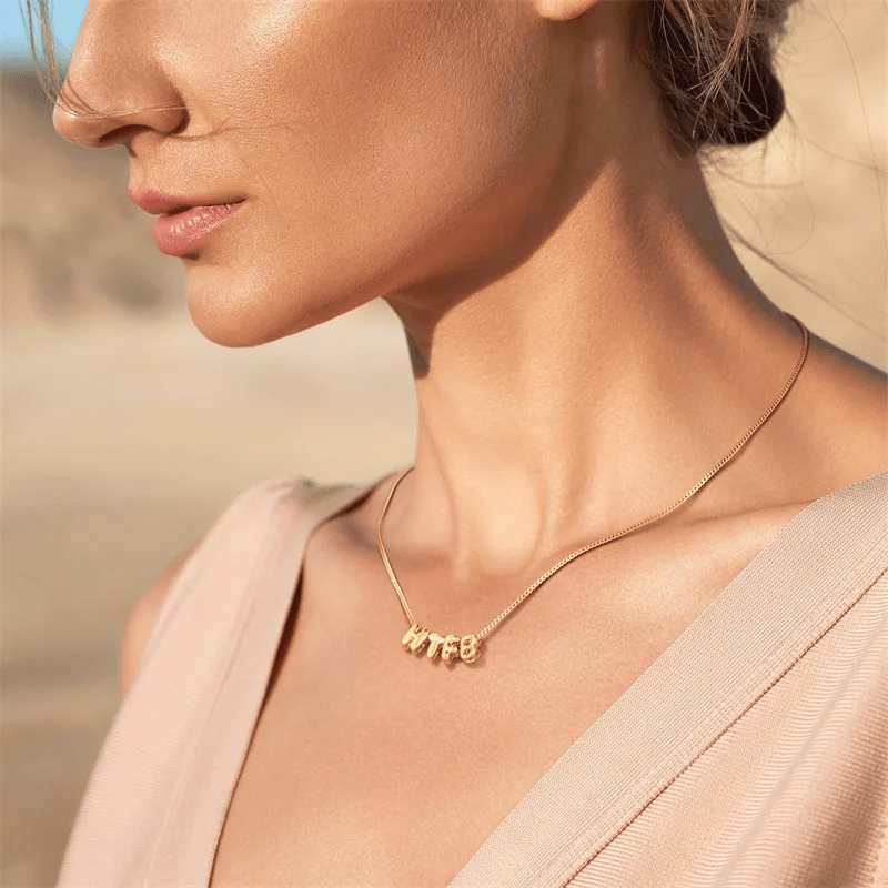 Namnhalsband i Guld – Diamanta Charm Bold™: