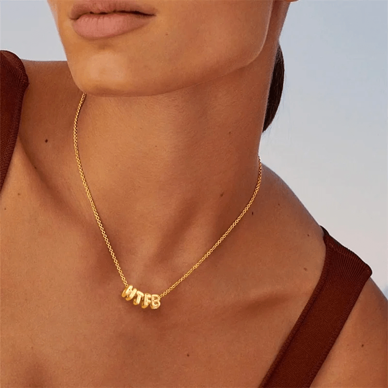 Namnhalsband i Guld – Diamanta Charm Bold™:
