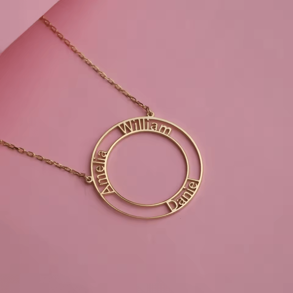 Graverat Namnhalsband i Cirkeldesign – Personlig Gåva i Guld | Diamanta Unity Circle™