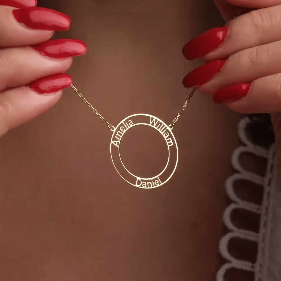 Graverat Namnhalsband i Cirkeldesign – Personlig Gåva i Guld | Diamanta Unity Circle™