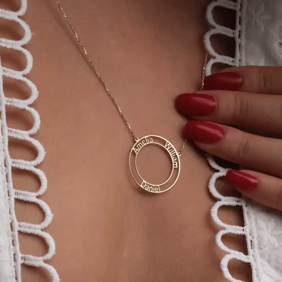 Graverat Namnhalsband i Cirkeldesign – Personlig Gåva i Guld | Diamanta Unity Circle™