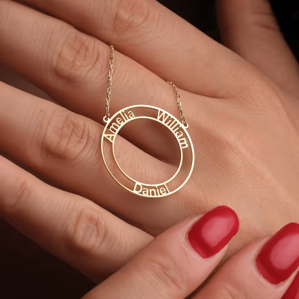 Graverat Namnhalsband i Cirkeldesign – Personlig Gåva i Guld | Diamanta Unity Circle™