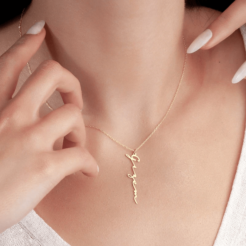 Vertikalt Namnhalsband i Guld – Personlig Gåva i Rostfritt Stål
