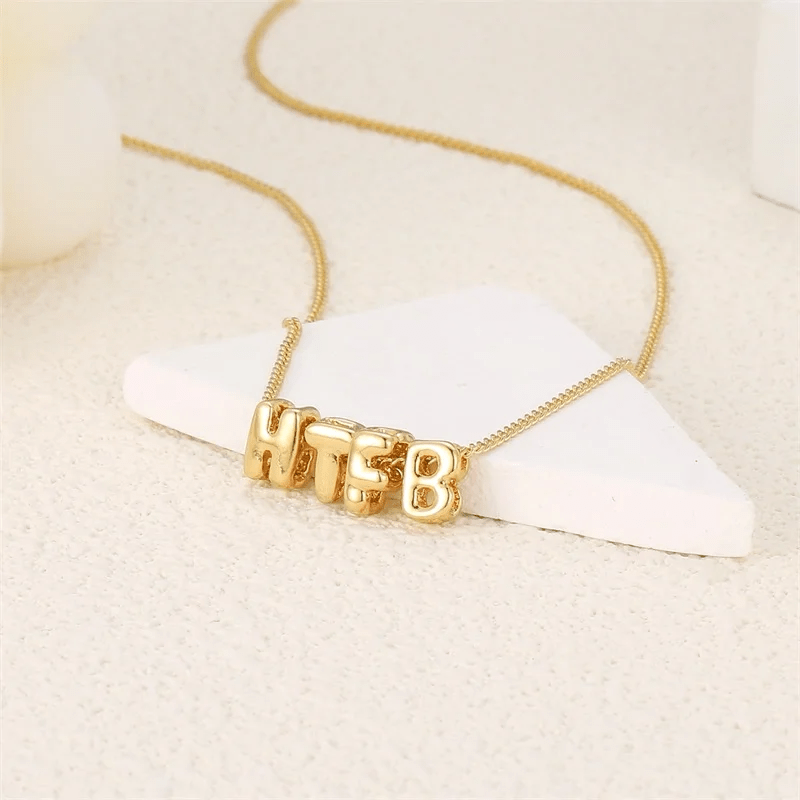 Namnhalsband i Guld – Diamanta Charm Bold™: