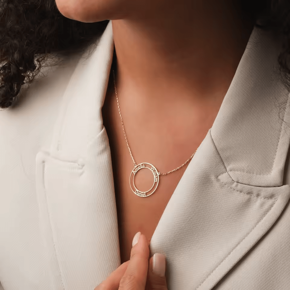 Graverat Namnhalsband i Cirkeldesign – Personlig Gåva i Guld | Diamanta Unity Circle™