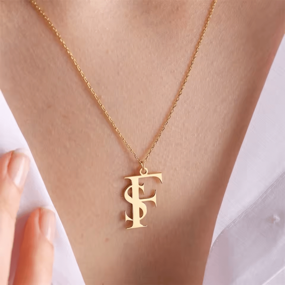 Personligt initialhalsband i guld med två bokstäver  Diamanta Golden Letters™