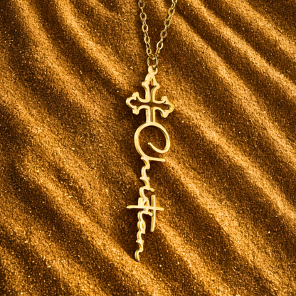 Kristet halsband med namn – kors i guld | Diamanta