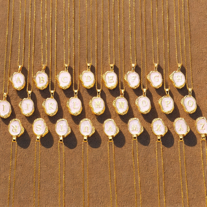 Diamanta Pearl™ A–Z – Bokstavshalsband med Pärlemor & Guldton