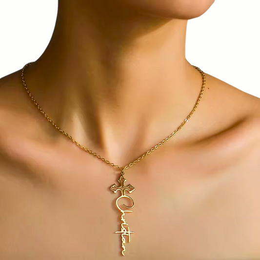 Kristet halsband med namn – kors i guld | Diamanta