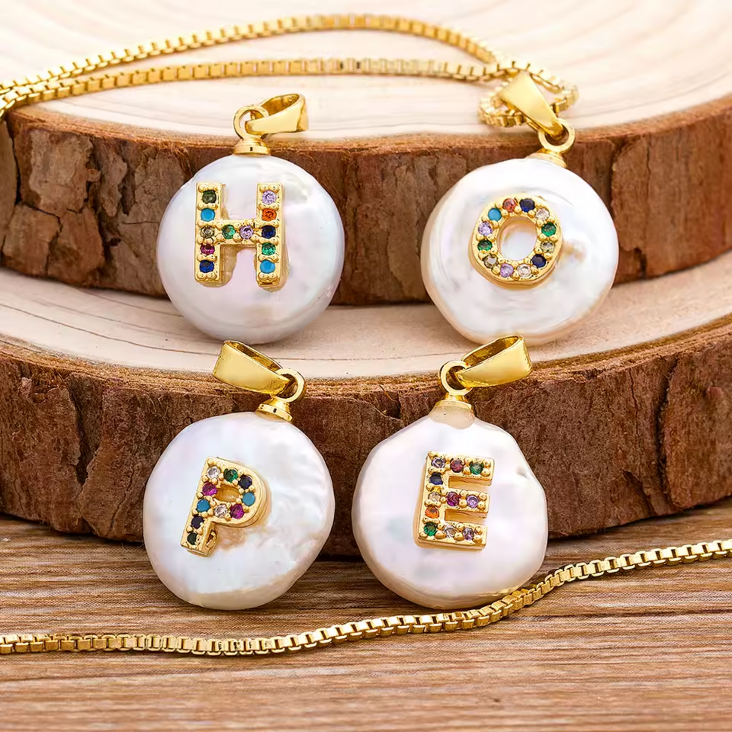Diamanta Rainbow Pearl™ A–Z – Bokstavshalsband med Färgstarka Stenar & Pärldesign