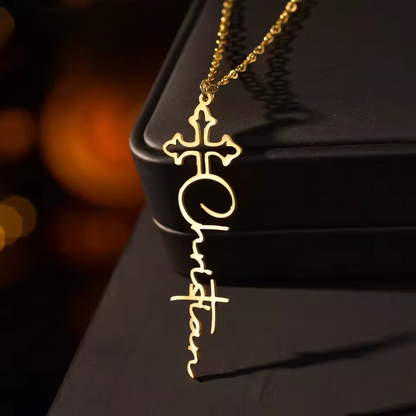 Kristet halsband med namn – kors i guld | Diamanta