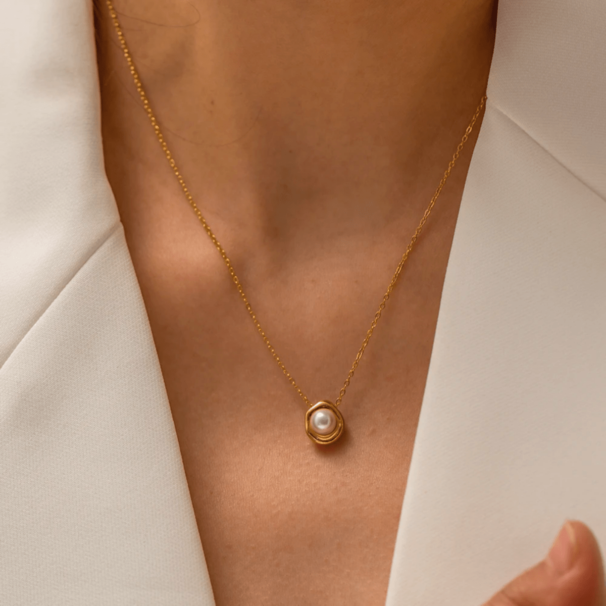 Halsband med Pärlhänge i Guldton Diamanta Soft Glow™
