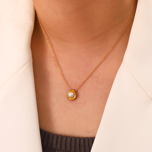 Halsband med Pärlhänge i Guldton Diamanta Soft Glow™