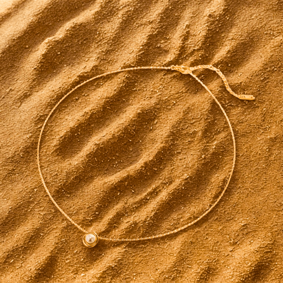Halsband med Pärlhänge i Guldton Diamanta Soft Glow™